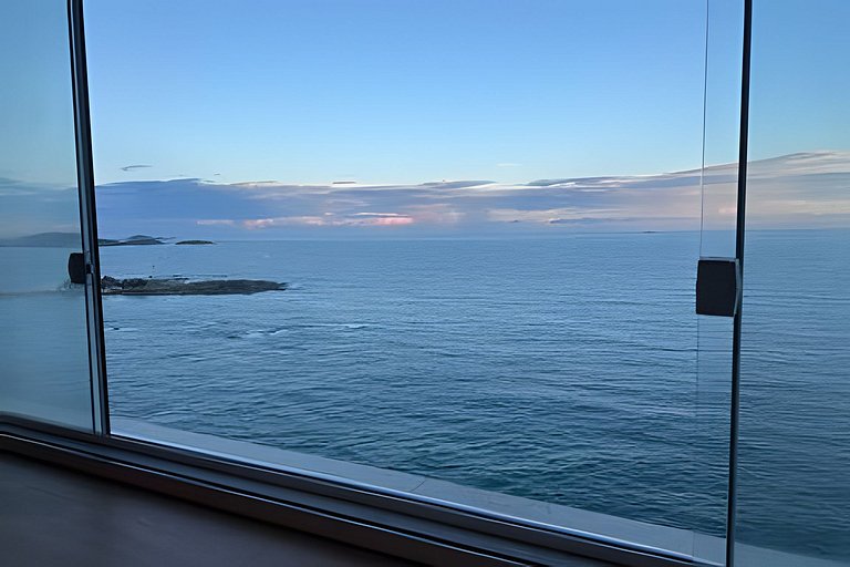 Refúgio na Praia • Vista Mar • Mesa Frente Mar